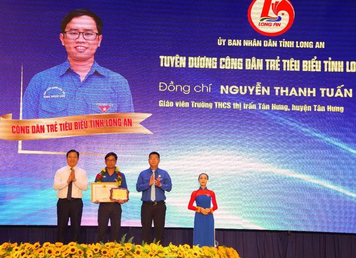 Thầy giáo Nguyễn Thanh Tuấn được tuyên dương công dân trẻ tiêu biểu của tỉnh Long An.