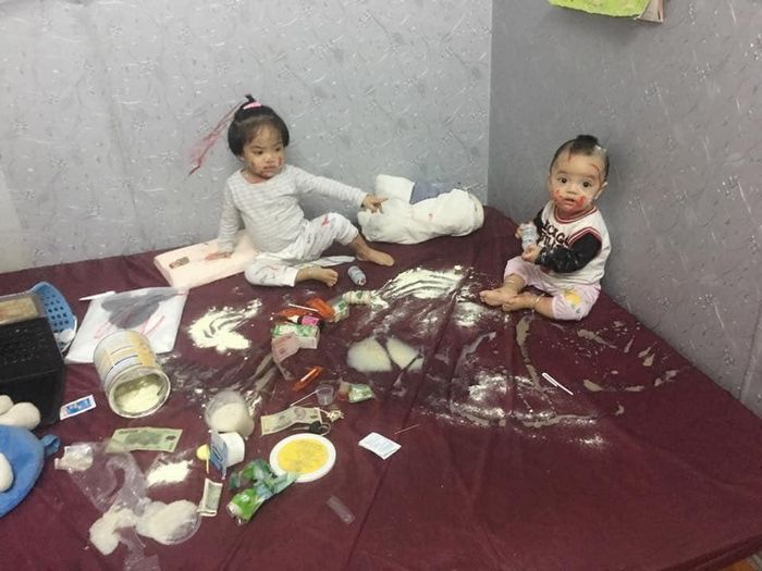  Con lớn rồi, con có thể chăm em giúp bố mẹ được rồi nhé. 