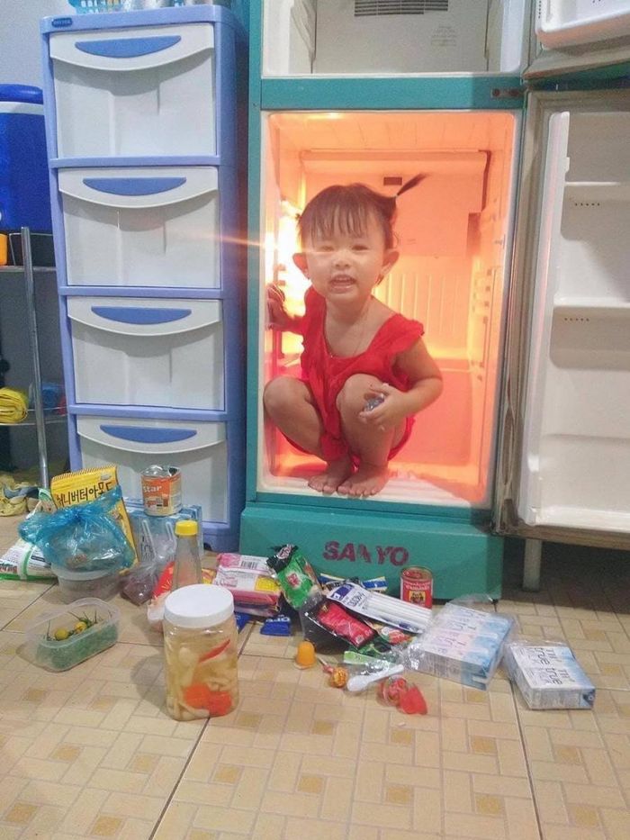 Ngồi trong này mát hơn điều hòa mẹ ạ!