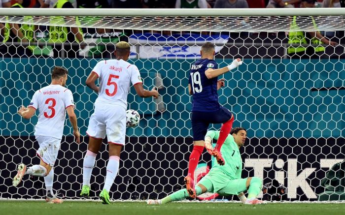 Benzema gỡ hòa 1-1