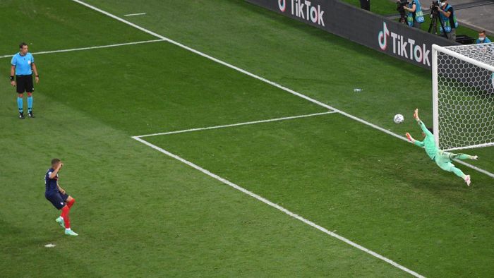 Cú sút lộ liễu của Mbappe bị thủ môn Thụy Sĩ cản phá