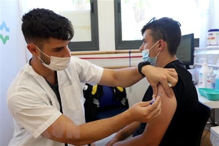 Nhân viên y tế tiêm vaccine phòng COVID-19 cho người dân tại Petah Tikva, Israel. (Ảnh: THX/TTXVN)
