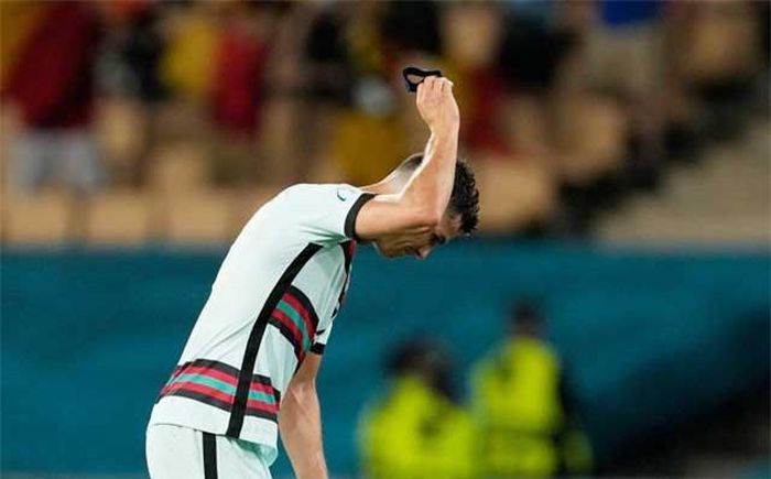 Ronaldo tỏ ra bất lực khi không thể giúp Bồ Đào Nha bảo vệ thành công chức vô địch.