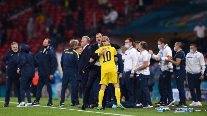  Khi trận đấu kết thúc, Shevchenko dành một chút thời gian an ủi Emil Forsberg, cầu thủ chơi nổi bật nhất của Thụy Điển ở Euro 2020. 