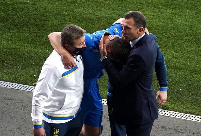  Đối với các cầu thủ Ukraine, Shevchenko là người thầy và người đàn anh đáng ngưỡng mộ. 