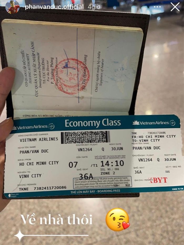 Vừa rời khu cách ly, Phan Văn Đức ra thẳng sân bay để trở về Nghệ An bên gia đình. Trước đó, tiền vệ sinh năm 1996 thường xuyên bày tỏ nỗi nhớ gia đình, đặc biệt là vợ và con gái nhỏ, bé Dâu Tây, qua các bài đăng trên trang cá nhân. Ảnh chụp màn hình.