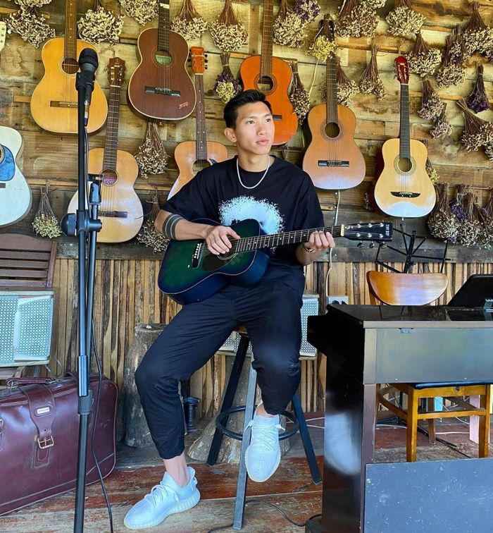 Trước đó, hậu vệ sinh năm 1999 cao hứng đăng bức ảnh tạo dáng với đàn guitar trên trang cá nhân. Ở vòng loại thứ 2 World Cup 2022 khu vực châu Á, Văn Hậu vẫn là một trong những cái tên được HLV Park Hang-seo tin tưởng. Ảnh: Đoàn Văn Hậu.