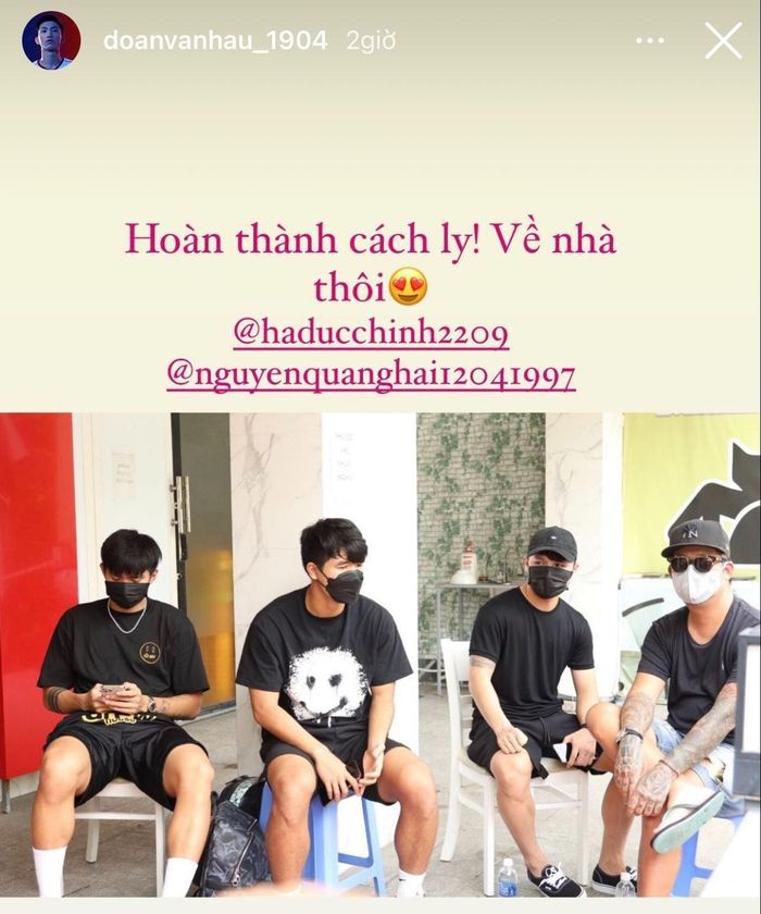 Văn Hậu, Đức Chinh vui vẻ chia sẻ những hình ảnh trong ngày rời khách sạn. "Hoàn thành cách ly. Về nhà thôi", bộ đôi hào hứng. Sau chuỗi ngày cách ly y tế, tâm trạng các cầu thủ đều khá thoải mái. Ảnh chụp màn hình.
