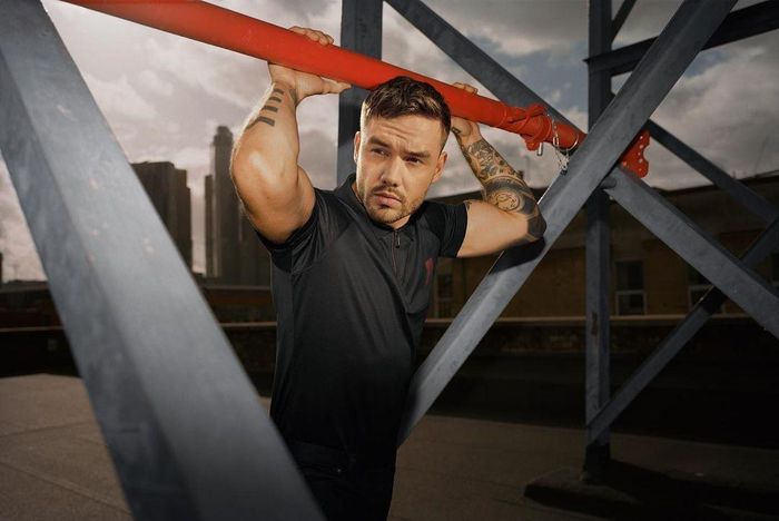  Ngoài ca hát, Liam Payne là người mẫu ảnh của nhiều thương hiệu có tiếng. Tuy nhiên, khoảng năm 2018, 2019, mỹ nam One Direction nhiều lần bị chỉ trích khi chụp ảnh phản cảm. Anh từng khiến người hâm mộ chán ngán khi tham gia chiến dịch quảng cáo và chụp hình khỏa thân cùng biểu cảm khiêu khích bên chân dài Stella Maxwell trên giường ngủ. 