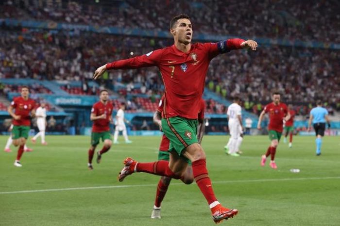 Tiền đạo Bồ Đào Nha Cristiano Ronaldo ăn mừng bàn thắng thứ hai từ chấm phạt đền vào lưới tuyển Pháp trong trận đấu lượt cuối bảng F, vòng chung kết EURO 2020 tại Budapest, Hungary ngày 23/6/2021. Ảnh: AFP/TTXVN