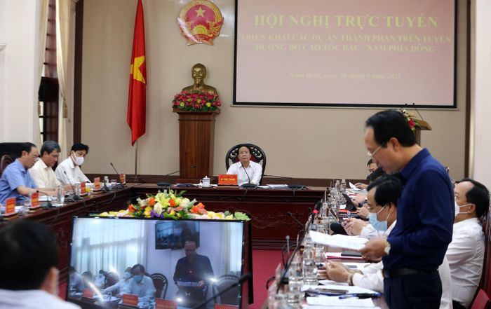 Phó Thủ tướng nghe nhà thầu trình bày về các khó khăn, vướng mắc trong thi công dự án. Ảnh VGP/Đức Tuân 