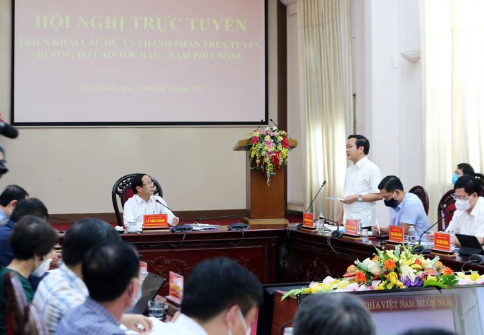  Chủ tịch UBND tỉnh Ninh Bình Phạm Quang Ngọc báo cáo về tình hình triển khai các dự án cao tốc trên địa bàn tỉnh. Ảnh VGP/Đức Tuân 