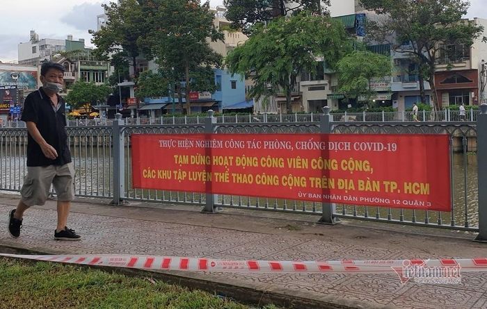 Chính quyền bảng tuyên truyền dừng hoạt động công viên công cộng, các khu tập luyện thể thao công cộng nhưng nhiều người vẫn 'vượt rào' vào tập thể dục