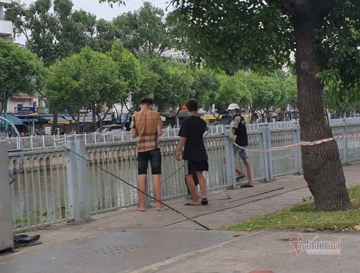 Nhiều năm qua, TP ra nhiều văn bản chỉ đạo cấm và các địa phương cũng gắn rất nhiều biển cấm câu cá, bắt cá dọc kênh rạch, song không ai chú ý đến điều này