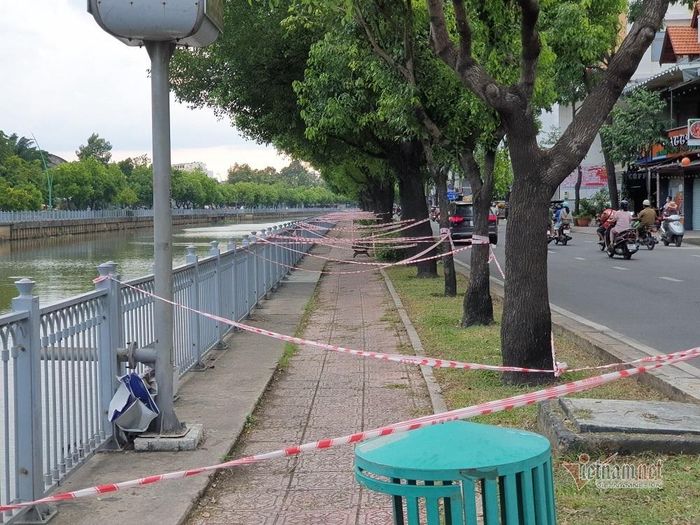 Lực lượng chức năng căng dây phong tỏa khu công viên dọc kênh Nhiêu Lộc- Thị Nghè để siết chặt các biện pháp phòng chống dịch Covid-19