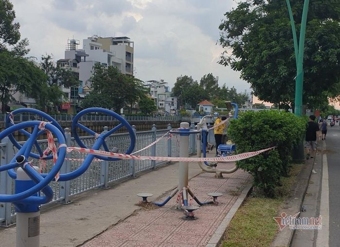 Khu vực hoạt động thể chất, lực lượng chức năng đã chăng dây phong tỏa. Nhiều người vẫn di chuyển vào để tập thể dục