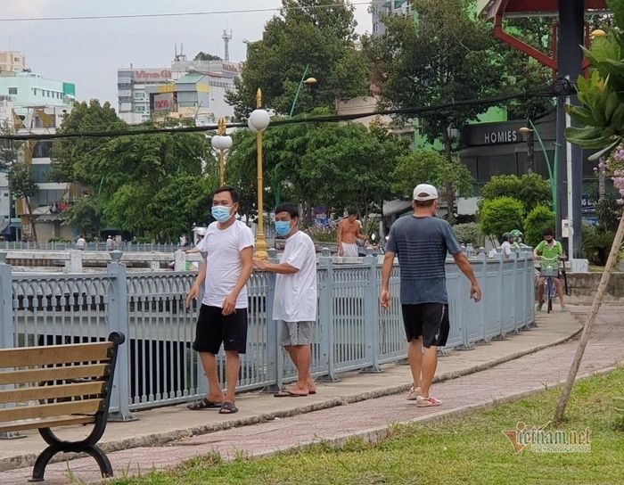 Người dân vẫn tụ tập dọc bờ kênh trong thời điểm TP đang căng mình chống dịch Covid-19, liên tục những ngày qua luôn có ba con số ca bệnh được Bộ Y tế công bố