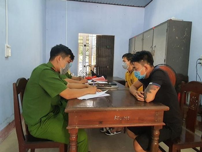 Công an lấy lời khai các đối tượng.