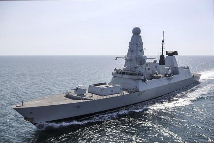 Tàu HMS Defender - một trong những công cụ gia tăng ảnh hưởng của nước Anh.