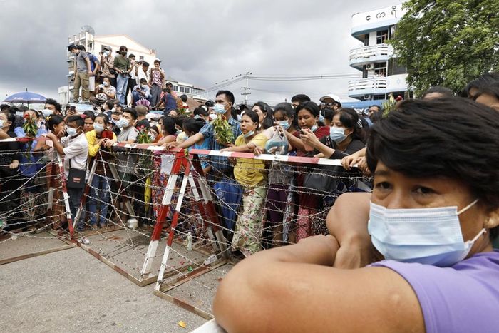 Đám đông bên ngoài nhà tù Isein vào ngày 30/6 sau khi chính quyền Myanmar thông báo sẽ trả tự do cho phạm nhân. Ảnh: Reuters.