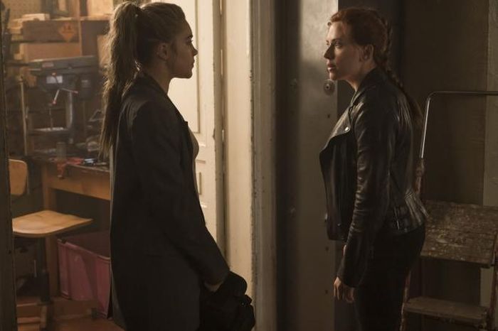 Florence Pugh (trái) trong vai Yelena và Scarlett Johansson trong vai Natasha Romanoff hay còn gọi là Góa phụ đen trong phim “Black Widow”