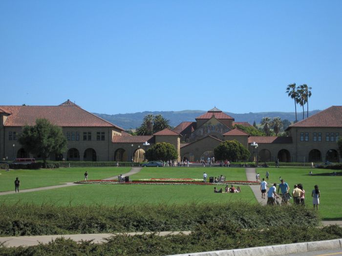 Stanford là ngôi trường mà 74 tỷ phú và 17 phi hành gia theo học.