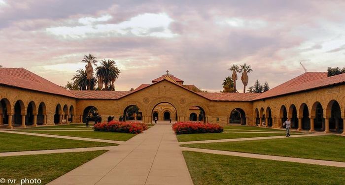 Kể từ năm 1952 đến nay, hơn 60 người từng tốt nghiệp Đại học Stanford giành được giải Nobel uy tín.