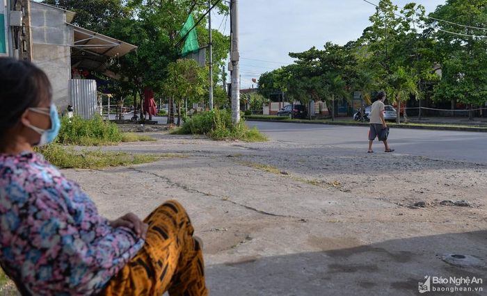Không riêng anh Kha Văn Giáo, “xóm chạy thận” có 15 người cùng chung hoàn cảnh tương tự. Họ đều là những người có hoàn cảnh khó khăn, đến đây thuê trọ để chữa bệnh. Bình thường, một ngày họ đi chạy thận, một ngày làm thuê, chạy xe lai, nhặt ve chai... để trang trải cuộc sống. Vào mùa dịch Covid-19, những bệnh nhân chạy thận nơm nớp lo âu, tự giam mình lại trong căn phòng chật hẹp để “trốn dịch”. Ảnh: Thành Cường