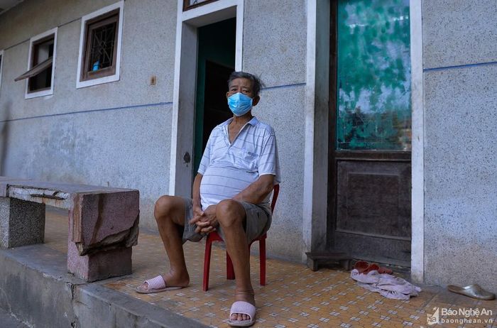 Ông Lê Hường (71 tuổi), quê ở Diễn Hải, Diễn Châu, có thâm niên chạy thận đã gần 10 năm nay. Ông bị suy thận, đa nang, không làm được việc gì. Vợ ông là bà Ngô Thị Khả phải khăn gói đi theo chăm chồng. Ảnh: Thành Cường