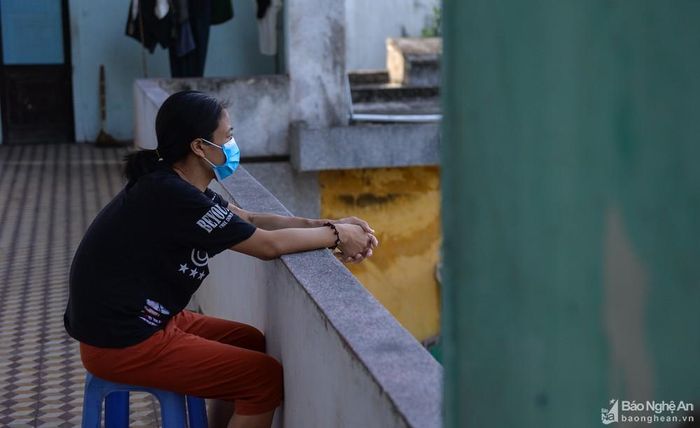 Mọi sinh hoạt và tiêu dùng hàng ngày đều do một mình vợ anh gánh vác. Vừa chữa bệnh, vừa lo mưu sinh, lại chống chọi với dịch bệnh, cuộc sống của những bệnh nhân chạy thận trở nên ngặt nghèo hơn trong mùa dịch Covid-19. Ảnh: Thành Cường