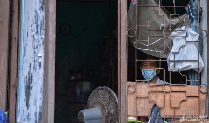 Từ khi thành phố Vinh thực hiện giãn cách, xe tuyến huyện không vào thành phố, ông Lô Vĩnh Tình (67 tuổi) quê ở xã Tam Thái (Tương Dương) cũng không dám ra ngoài chốt để lấy đồ người thân gửi. Ảnh: Thành Cường