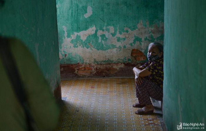 Hàng ngày hai ông bà sống phụ thuộc vào những bữa cơm từ thiện. “Có nhiều thì 2 ông bà 2 suất, ít thì 2 ông bà 1 suất chia nhau ăn. Sống ngày nào biết ngày đó”, ông Hường nói. Ảnh: Thành Cường