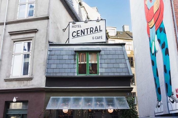 Central &amp; Cafe (Đan Mạch) là khách sạn nằm phía trên một quán cà phê ở thủ đô Copenhagen. Căn phòng ngủ duy nhất của khách sạn đủ diện tích để kê một chiếc giường đôi và quầy bar mini. Lưu trú tại đây bạn sẽ được phục vụ đồ ăn và thức uống tại quán cà phê tầng dưới.