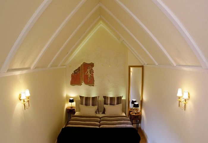 Tầng trên cùng của khách sạn là khu spa chỉ có một bồn tắm sục. Phòng ngủ tầng dưới chỉ đủ kê một chiếc giường đôi. Bên dưới phòng ngủ là nhà tắm nhỏ. Tầng dưới nữa là không gian ngồi thư giãn, có lắp đặt lò sưởi. Nhà bếp được đặt dưới tầng hầm. Vì khách sạn không có sảnh, khách phải gọi điện khi tới nơi để có người đón vào bên trong và giao chìa khóa trước khi rời đi.