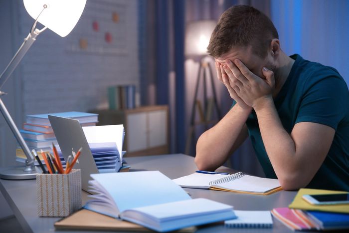  Học sinh mệt mỏi vì phải học online kéo dài. Ảnh: Alles Wolke. 