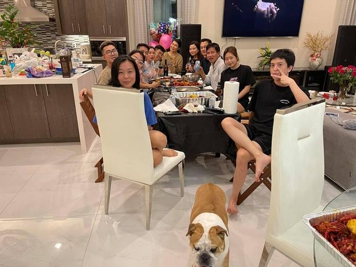 "Đọc kỹ từng lời chúc, từng mẩu tin, từng bài viết và nhận ra rằng, điều quan trọng nhất trong đám cưới không phải là to hay nhỏ mà là hạnh phúc lớn bao nhiêu", Thu Hoài viết.