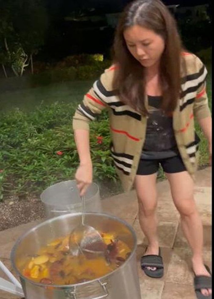 "Tất cả không giống tiệc cưới cho lắm, trừ việc cô dâu chú rể cười tươi và cười to hơn hầu hết cặp đôi trong ngày trọng đại", Thu Hoài viết.