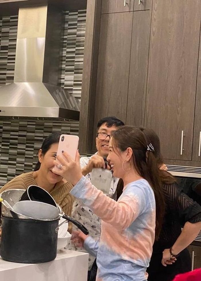 Bà mẹ 3 con tươi rói bên người thân, bạn bè.