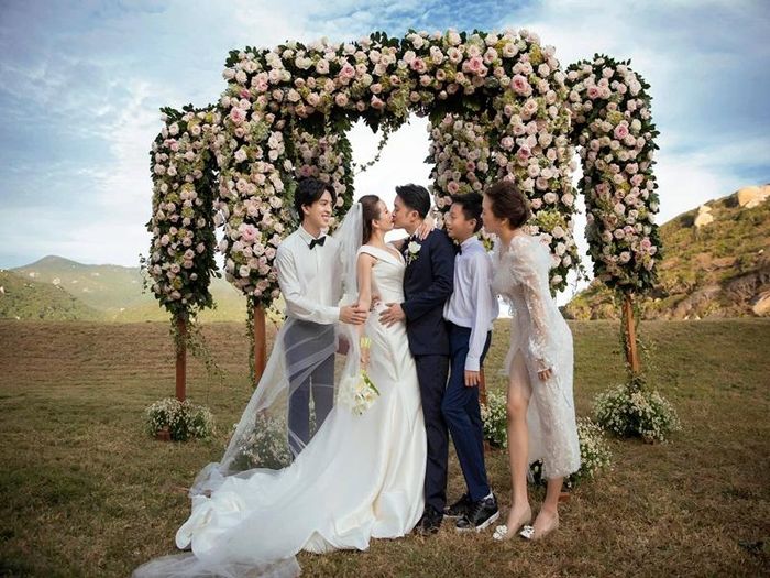 Thu Hoài chia sẻ loạt ảnh cưới, tâm sự những bức ảnh này có thể thay cô và ông xã truyền tải một thông điệp tới tất cả những người yêu thương rằng cả hai đang rất hạnh phúc, khi chính thức thành vợ chồng.