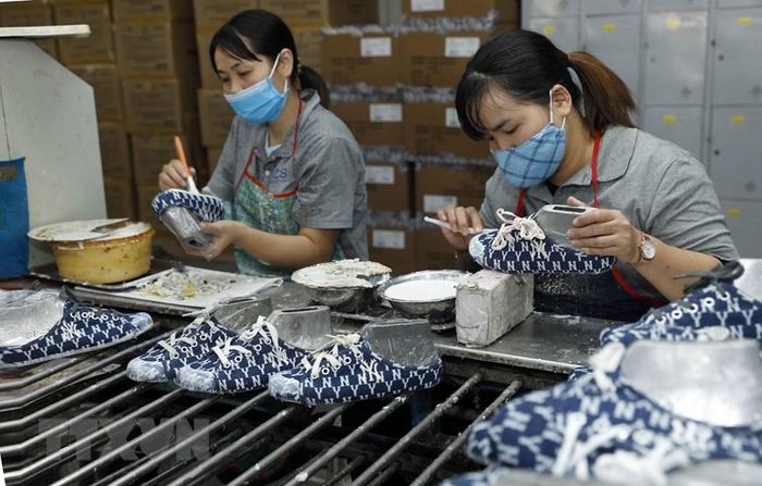  Sản xuất giày xuất khẩu tại Công ty trách nhiệm hữu hạn hóa dệt Hà Tây. (Nguồn: TTXVN) 