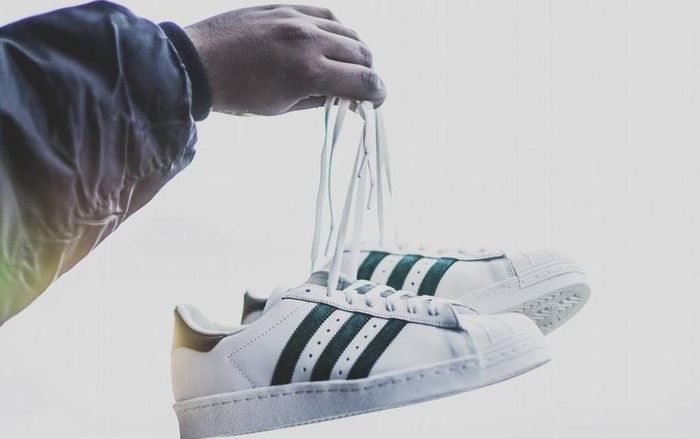  Chi tiết 3 sọc trên giày của adidas. Ảnh: DW. 