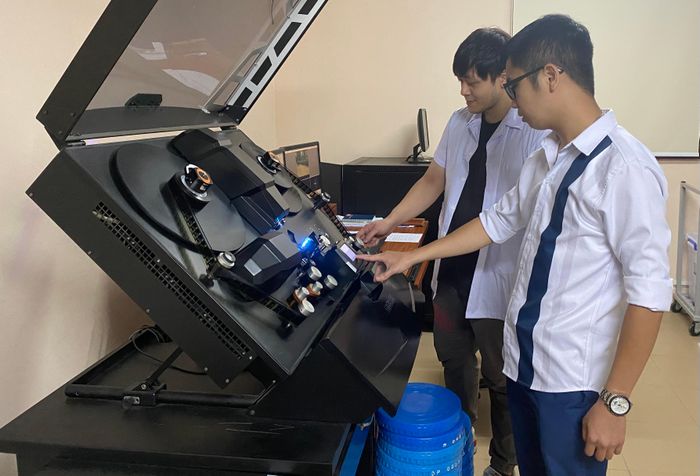  Nhân viên kỹ thuật Viện Phim Việt Nam thực hiện công tác số hóa phim (ảnh chụp trước ngày 27-4-2021). 