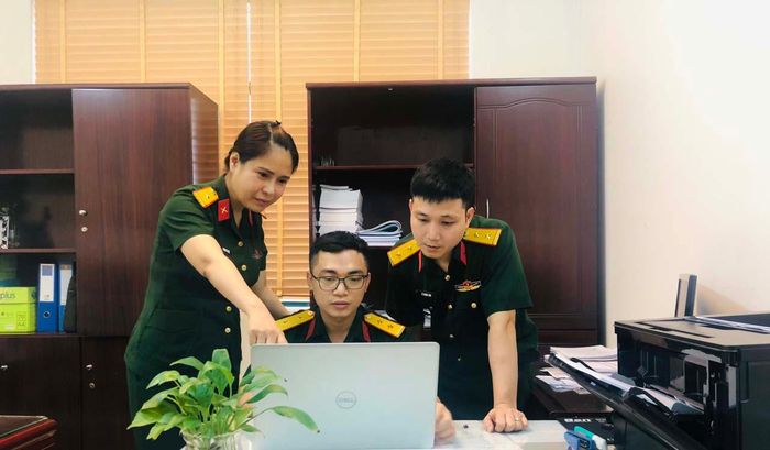 Thiếu tá Phạm Thị Huệ trao đổi nghiệp vụ với cán bộ Ban Tài chính (ảnh chụp tháng 4-2021). 