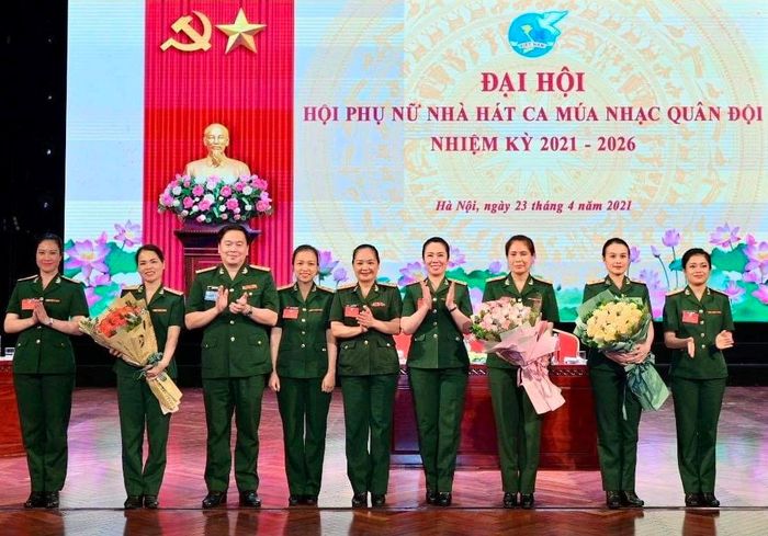 Thiếu tá Phạm Thị Huệ (thứ ba, từ phải sang) được Đại hội Hội Phụ nữ Nhà hát Ca múa nhạc Quân đội nhiệm kỳ 2021-2026 bầu giữ chức Chủ tịch Hội Phụ nữ nhà hát (ảnh chụp ngày 23-4-2021). 
