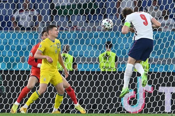 Tiền đạo Anh Harry Kane (phải) đánh đầu ghi bàn thắng thứ hai trong trận tứ kết EURO 2020 gặp Ukraine trên sân Stadio Olimpico ở Rome (Italy) ngày 3/7/2021. Ảnh: AFP/TTXVN