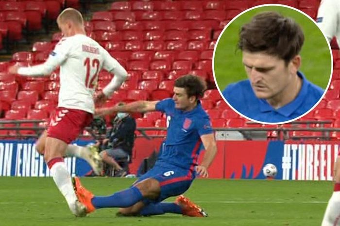 Maguire nhận thẻ vàng thứ 2 sau pha phạm lỗi với Dolberg
