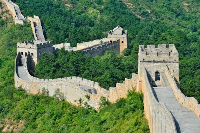 Trong những năm gần đây, giới chức Trung Quốc phát hiện và bắt giữ một số trường hợp lấy trộm gạch từ Vạn Lý Trường Thành. Trong số này, nổi tiếng là sự việc xảy ra năm 2019.2 thanh niên lần lượt 20 và 26 tuổi, đến từ Lan Phường, tỉnh Hà Bắc có ý định lấy trộm gạch tại Vạn Lý Trường Thành.