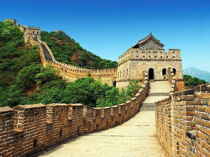 Được xây dựng liên tục trong nhiều triều đại, Vạn Lý Trường Thành có chiều dài lên đến 8.851 km. Theo ước tính, để hoàn thành công trình này, khoảng 800.000 người được huy động.