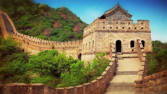 Tuy nhiên, trải qua nhiều thế kỷ, Vạn Lý Trường Thành đang dần biến mất. Một số phần của bức tường thành khổng lồ này biến mất do xói mòn tự nhiên và sự phá hủy của con người.
