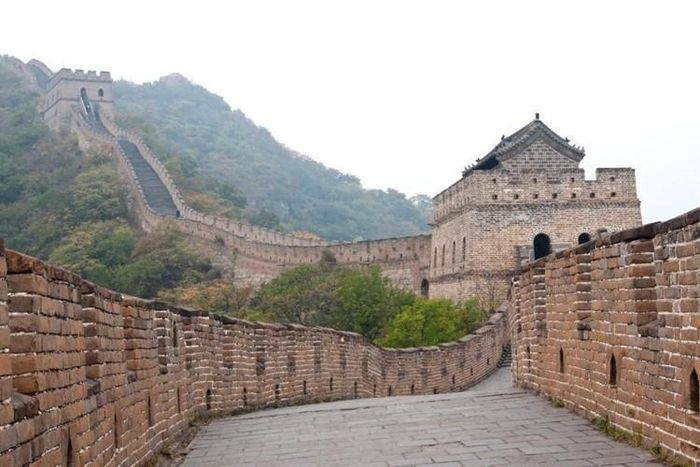 Với chiều dài "khủng" như vậy, Vạn Lý Trường Thành có hình dáng giống như một con rồng khổng lồ uốn mình quanh các dãy núi hùng vĩ, hoang sơ của Trung Quốc. Hàng năm có hàng triệu du khách trong và ngoài nước đến tham quan và tìm hiểu công trình này.